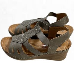 Like New GC gray/silver wedge sandals